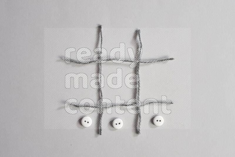 أزرار بيضاء موضوعة علي خلفية رمادية