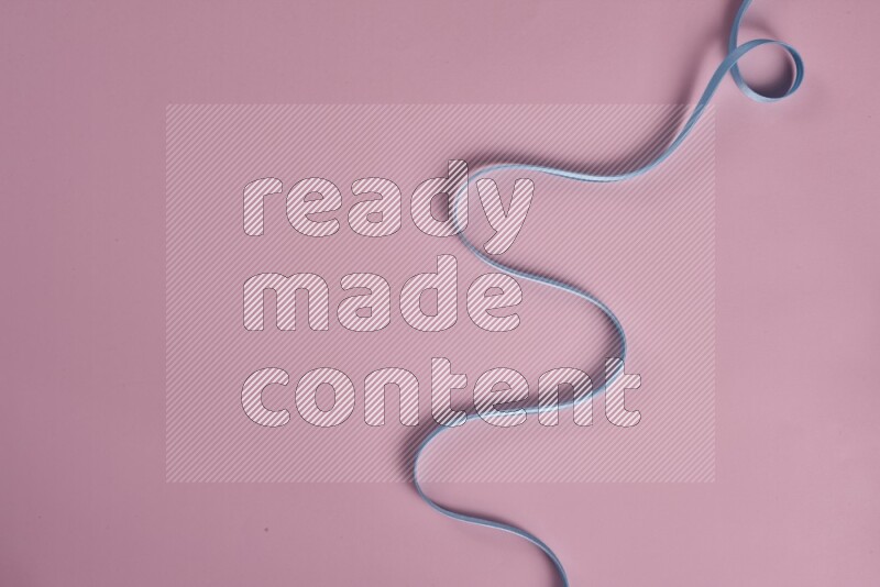 مجموعة من أدوات الخياطة والتفصيل زرقاء اللون على خلفية زهرية