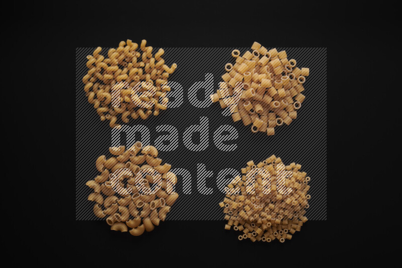 أنواع مختلفة من المعكرونة علي خلفية سوداء