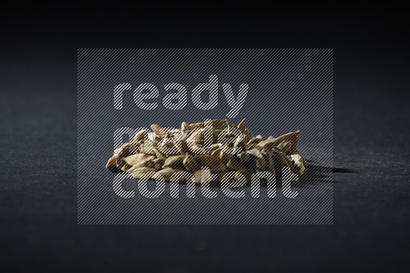 حبوب الهيل في شكل دائري على خلفية سوداء