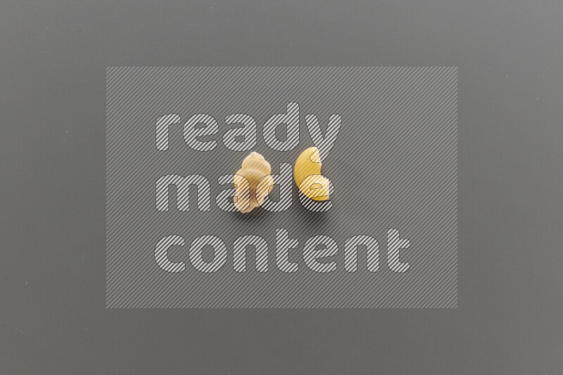 معكرونة قواقع مع أنواع أخري من المعكرونة علي خلفية رمادية