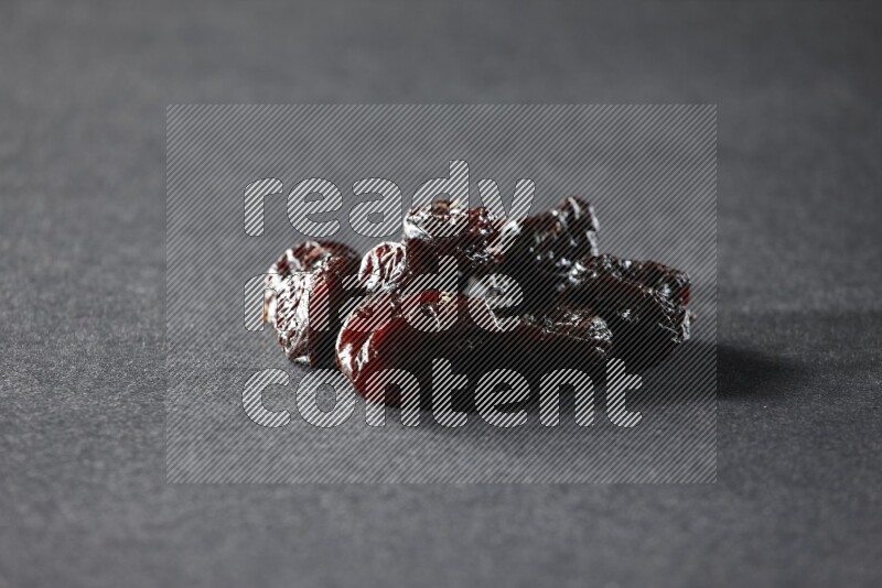 حبات من البرقوق المجفف علي خلفية سوداء