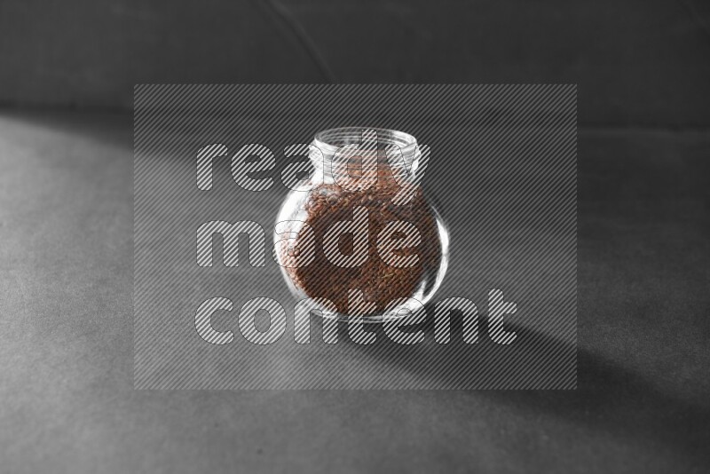 حبوب الكتان في وعاء زجاجي علي خلفية سوداء