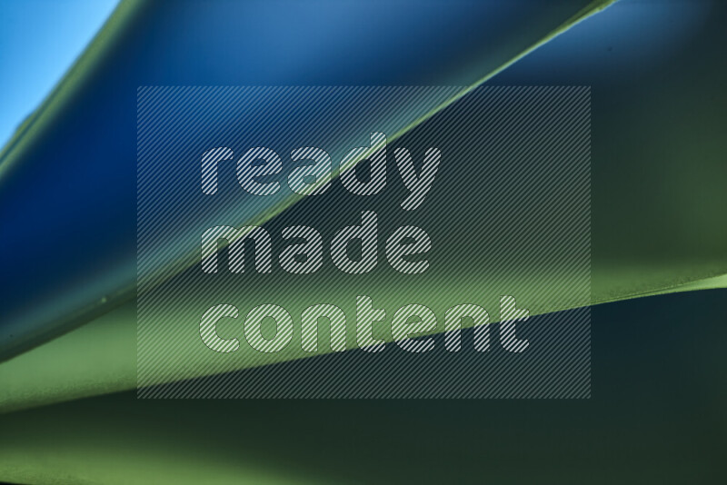 فن تجريدي يعرض منحنيات مع تدرجات الألوان الباردة مكونه بضوء ملون