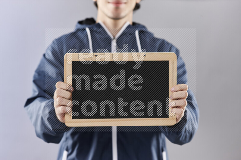 رجل يحمل كتب ولوح للكتابة في أوضاع متعددة (العودة إلى المدرسة)