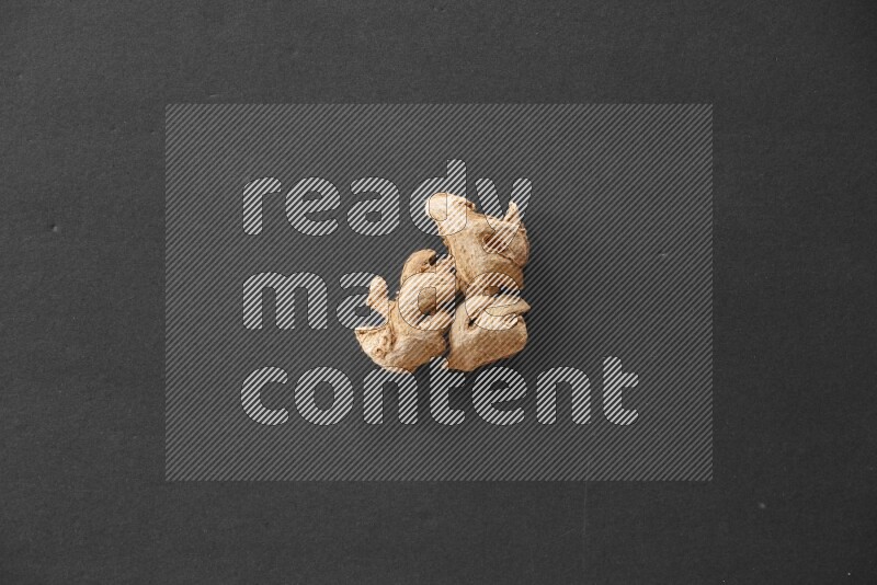 زنجبيل مجفف علي خلفية سوداء