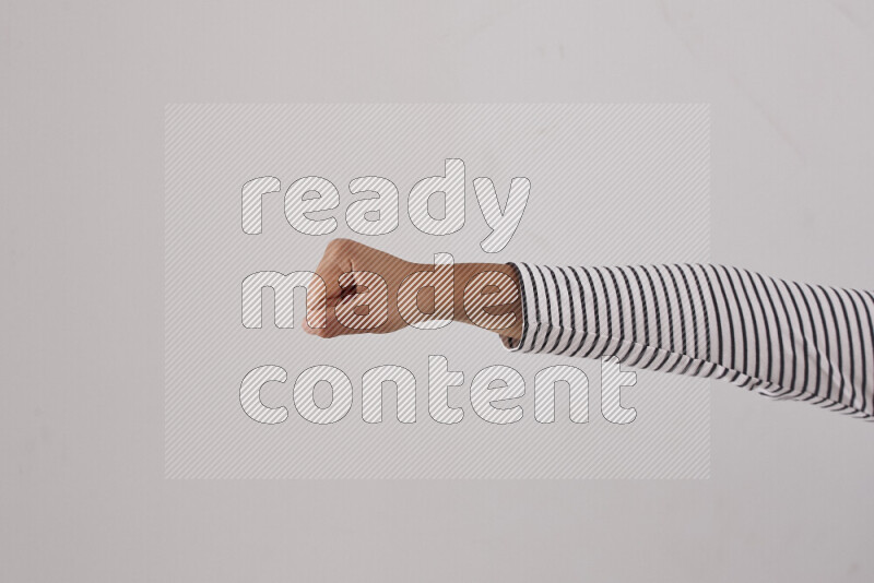 امرأة تشير بيديها بلغة الإشارات المختلفة