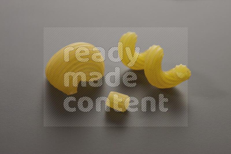 أنواع مختلفة من المعكرونة علي خلفية رمادية