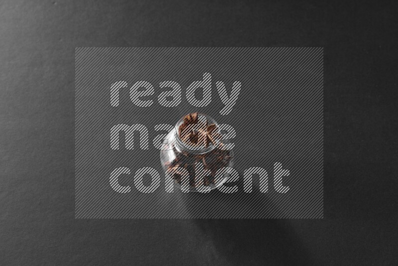 يانسون نجمي في وعاء زجاجي علي خلفية سوداء