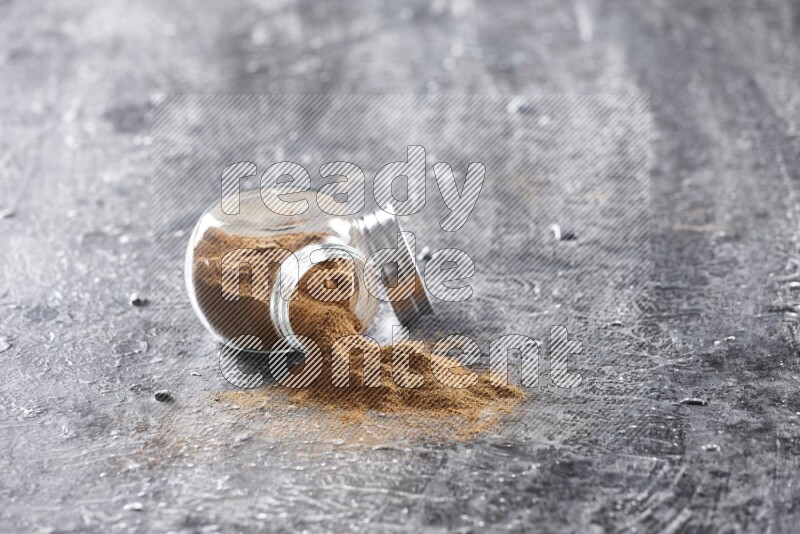 قرفة في وعاء زجاجي مقلوب علي خلفية سوداء