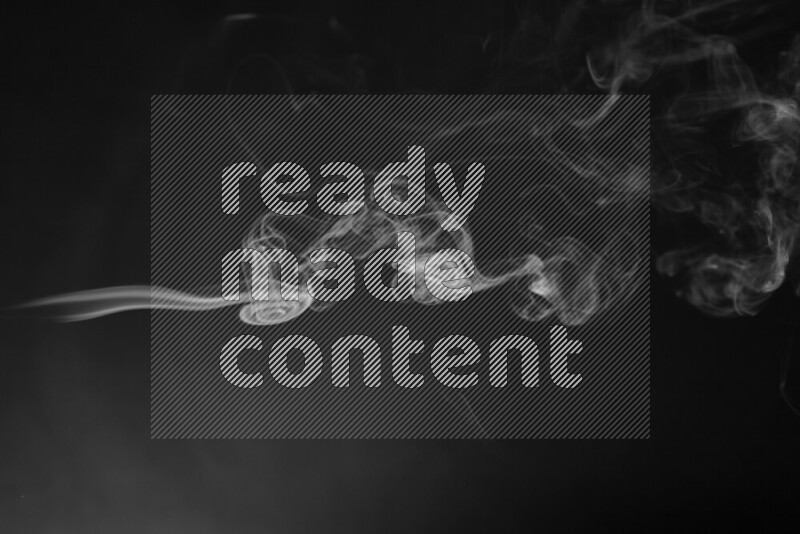 الدخان في حركة متموجة على خلفية داكنة