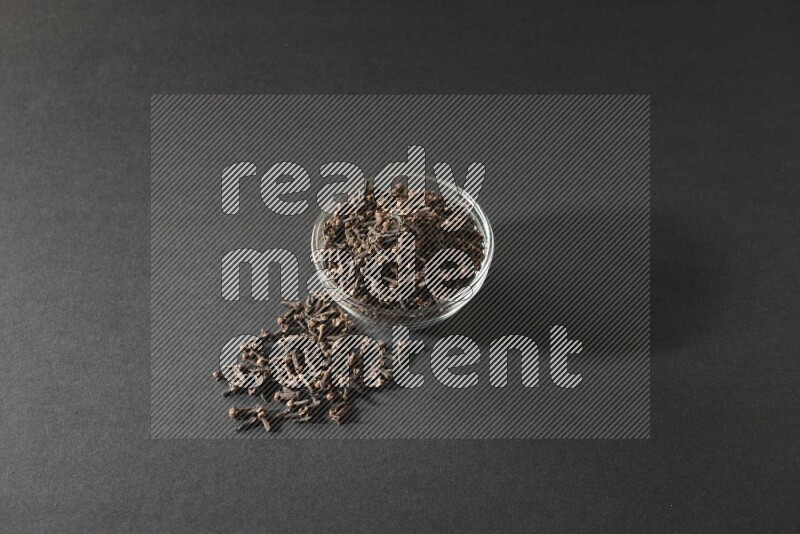 وعاء زجاجي ممتلئ القرنفل علي خلفية سوداء