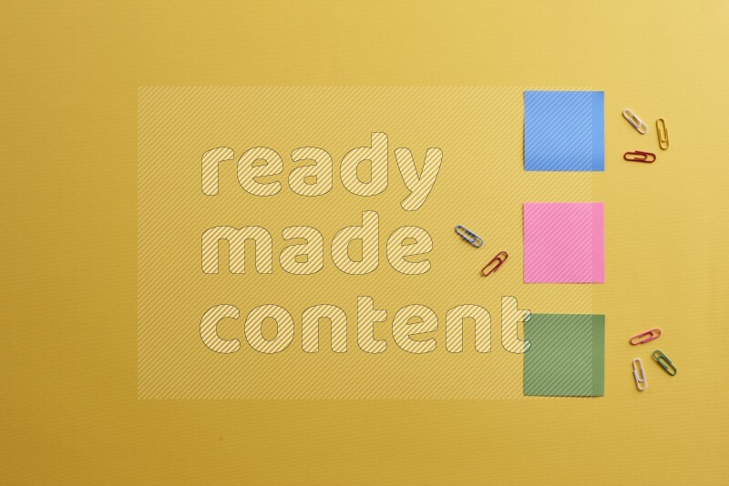 ورق ملاحظات متعدد الألوان مع مستلزمات مدرسية على خلفية صفراء