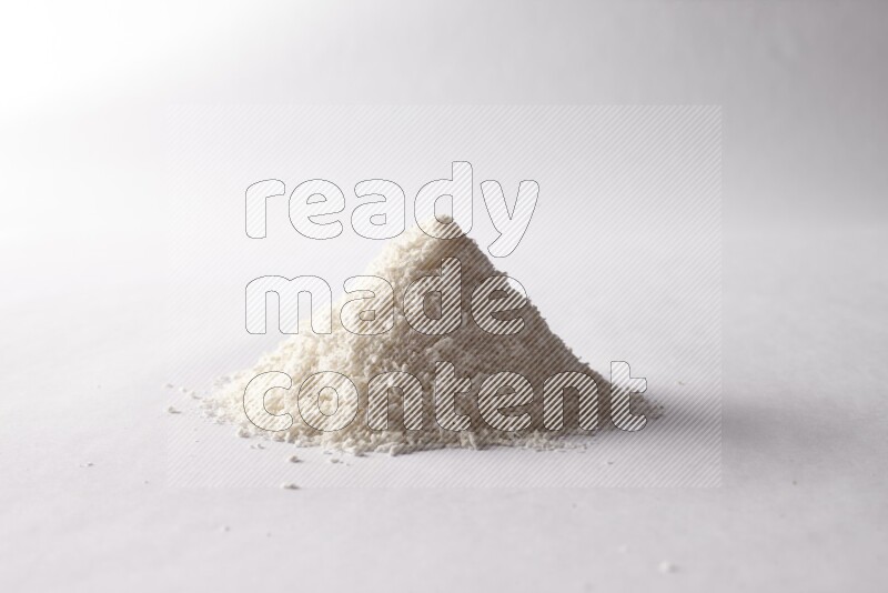 جوز هند مجفف على خلفية بيضاء