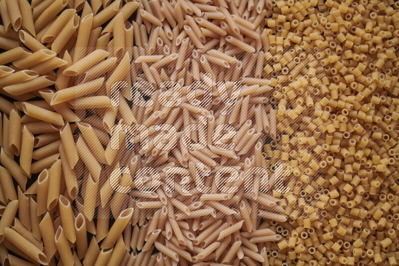 3 انواع معكرونة علي الخلفية كاملة