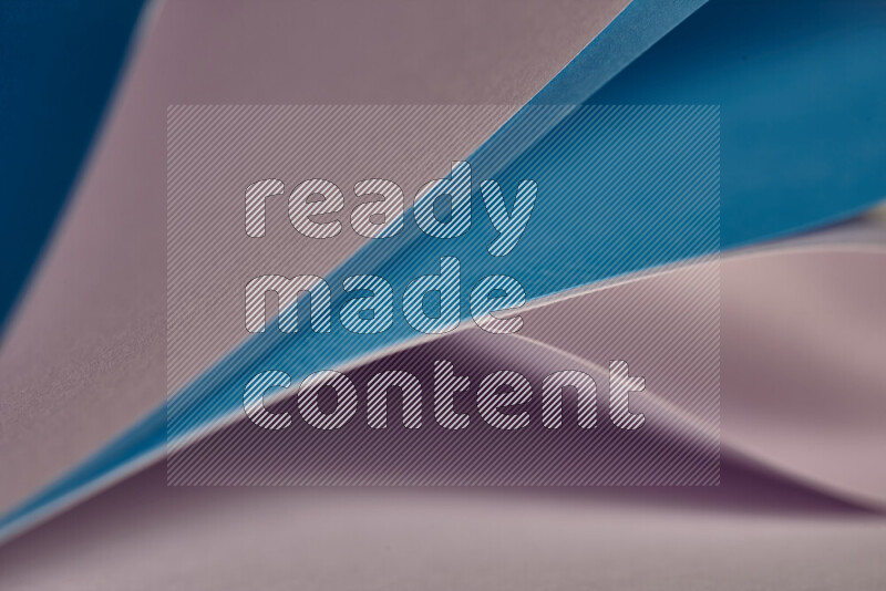 فن تجريدي يعرض المنحنيات المرتبة للأوراق باللون الارجواني والأزرق