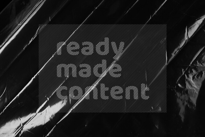 تظهر الصورة سطح من البلاستيك علي خلفية داكنة