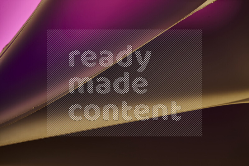 فن تجريدي يعرض منحنيات مع تدرجات الألوان الدافئة والباردة مكونه بضوء ملون