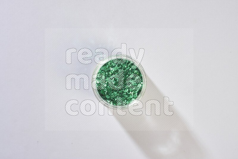 ترتر ملون في وعاء زجاجي على خلفية رمادية