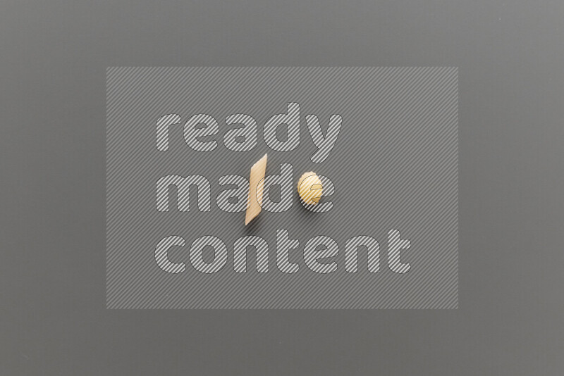 معكرونة فرن صغيرة مع أنواع أخري من المعكرونة علي خلفية رمادية