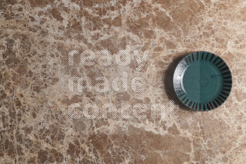 صحن فخاري متعدد الألوان على خلفية من الرخام البيج