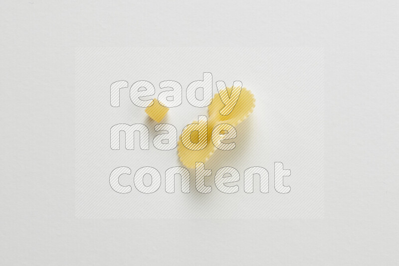 أنواع مختلفة من المعكرونة علي خلفية بيضاء