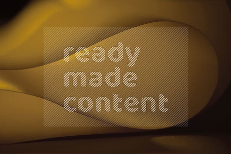 فن تجريدي يعرض منحنيات وتدرجات اللون الأصفر مكونه بضوء ملون