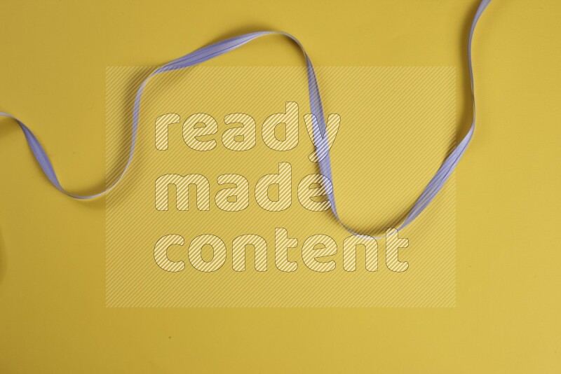 مجموعة من أدوات الخياطة والتفصيل إرجوانية اللون على خلفية صفراء