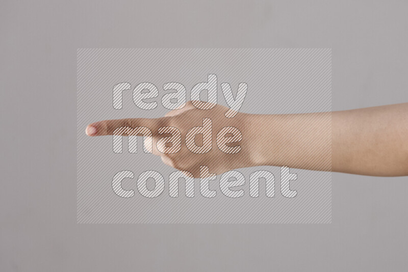 امرأة تشير بيديها بلغة الإشارات المختلفة