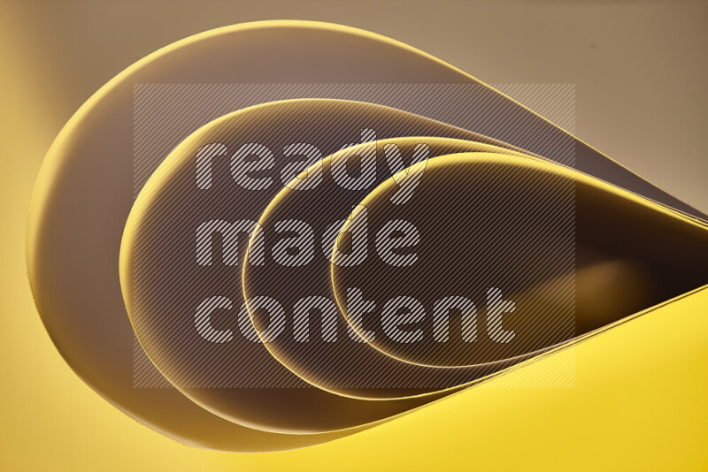 فن تجريدي لورق مطوي على شكل منحنيات ناعمة بتدرجات اللون الذهبي