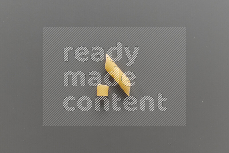 معكرونة خواتم مع أنواع أخري من المعكرونة علي خلفية رمادية