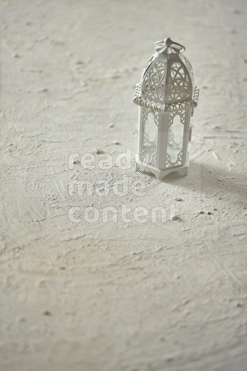 فانوس موضوع علي خلفية بيضاء