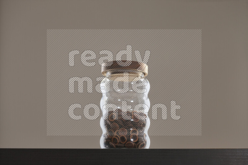 أزرار متنوعة في وعاء زجاجي علي خلفية سوداء