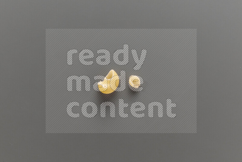 معكرونة بايب مع أنواع أخري من المعكرونة علي خلفية رمادية