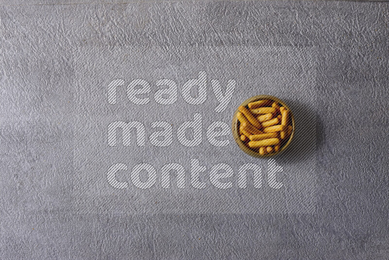 وجبات خفيفة متنوعة في أوعية فخارية على خلفية رمادية