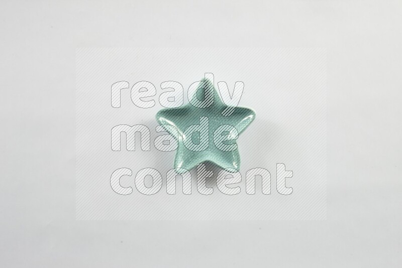 صحن فخاري ملون على شكل نجمه على خلفية بيضاء