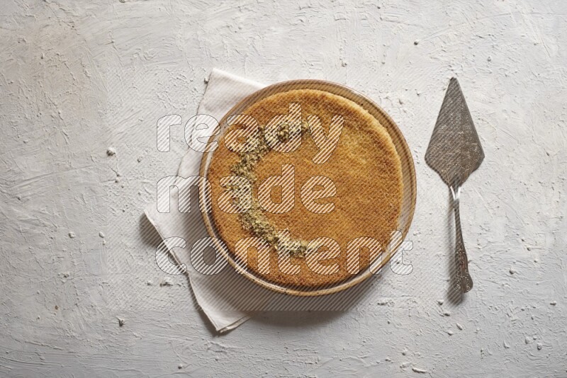 كنافة علي خلفية بيضاء خشبية