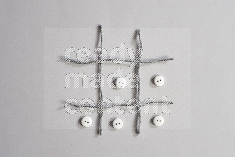 أزرار بيضاء موضوعة علي خلفية رمادية