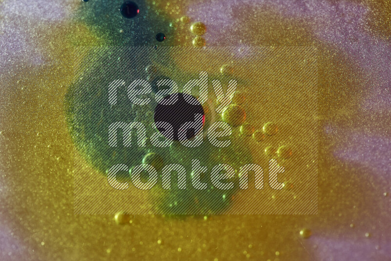 لقطات مقربة لقطرات ألوان مائية صفراء وزرقاء وخضراء على سطح الزيت على خلفية بيضاء