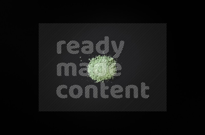 مسحوق أخضر على خلفية سوداء
