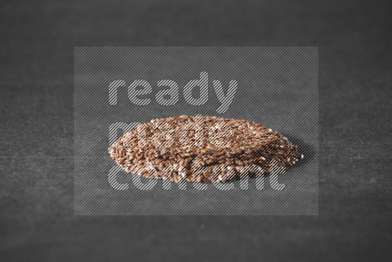 حبوب بذر الكتان علي شكل دائرة علي خلفية سوداء