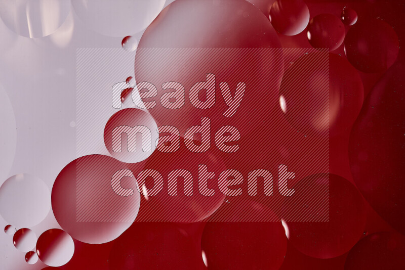 لقطات مقربة لفقاعات من الزيت على سطح الماء باللون الأبيض والأحمر