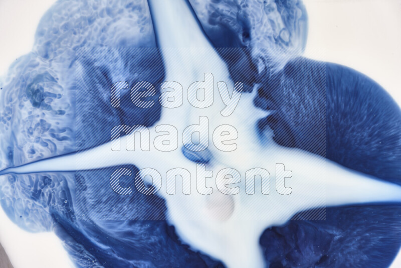 لقطة مقربة لأنماط دوامية باللون الأزرق والأبيض