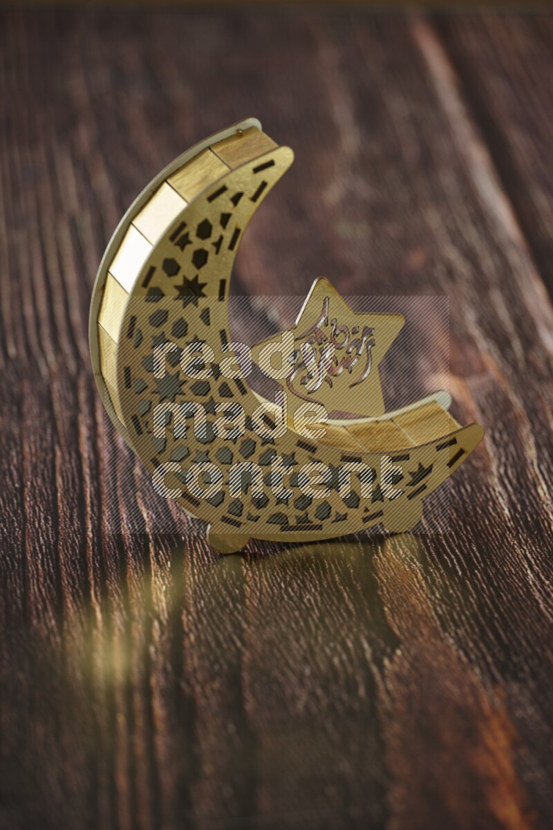 فانوس موضوع علي خلفية خشبية