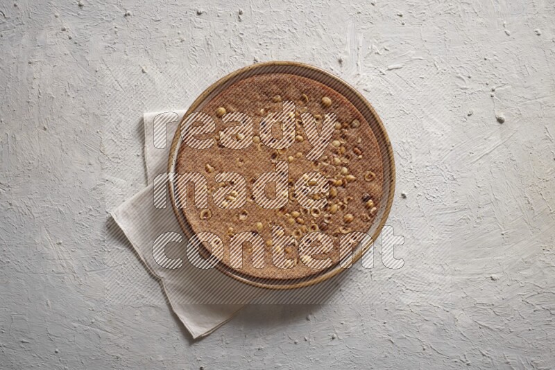 بسبوسة علي خلفية بيضاء خشبية