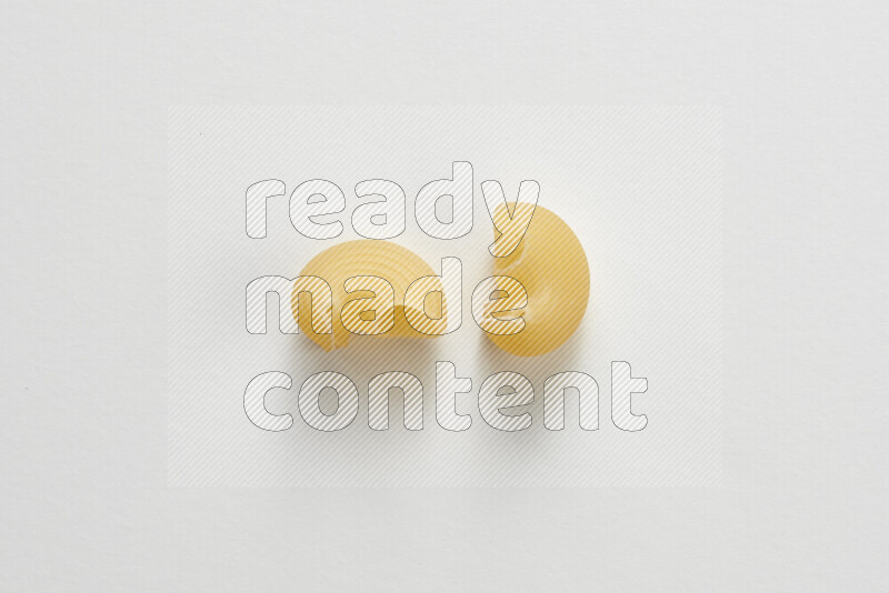 معكرونة بايب علي خلفية بيضاء