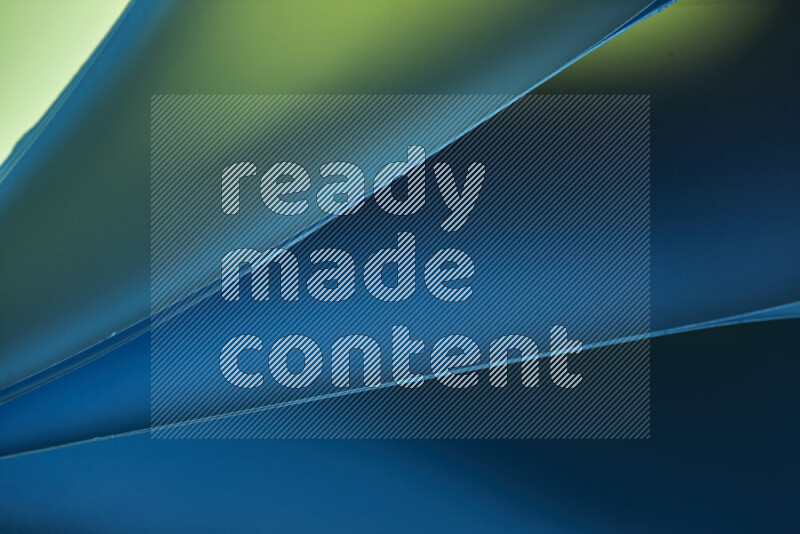 فن تجريدي يعرض منحنيات مع تدرجات الألوان الباردة مكونه بضوء ملون