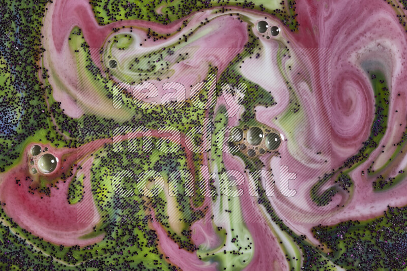 لقطة مقربة لبريق أرجواني متلألئ منتشر علي خلفية من اللون الأخضر والأحمر في حركات دائرية