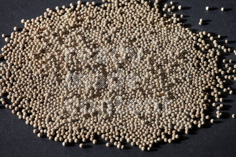 حبات الفلفل الأبيض علي أرضية سوداء