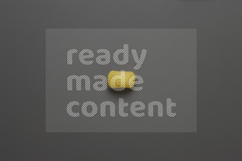 معكرونة هلالية علي خلفية رمادية